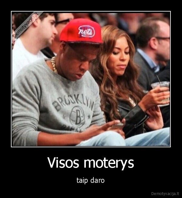 moterys,ziuri,sms,rasyti