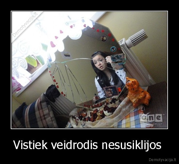 telsiu,mergina,savo,baisumu,suskalde,veidrodi,jai,padejo,songokas