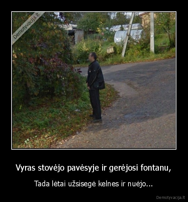 Vyras stovėjo pavėsyje ir gerėjosi fontanu,