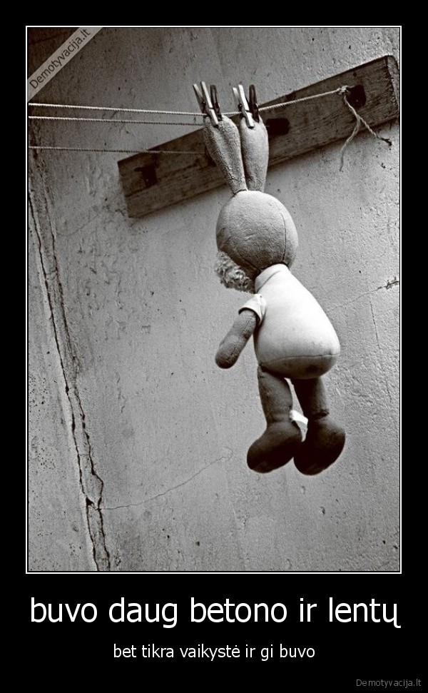 buvo daug betono ir lentų