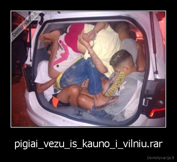 studentai,pakeleivingi,pilna, masina