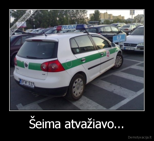 Šeima atvažiavo...