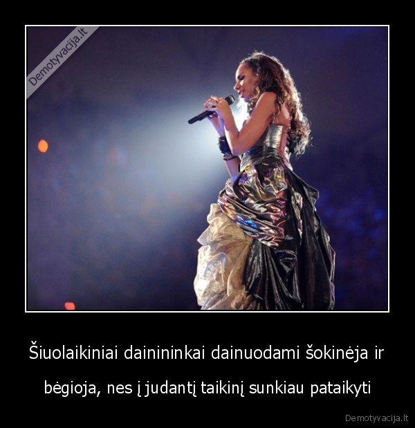 Šiuolaikiniai dainininkai dainuodami šokinėja ir