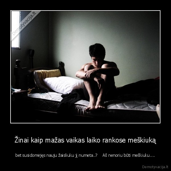 Žinai kaip mažas vaikas laiko rankose meškiuką