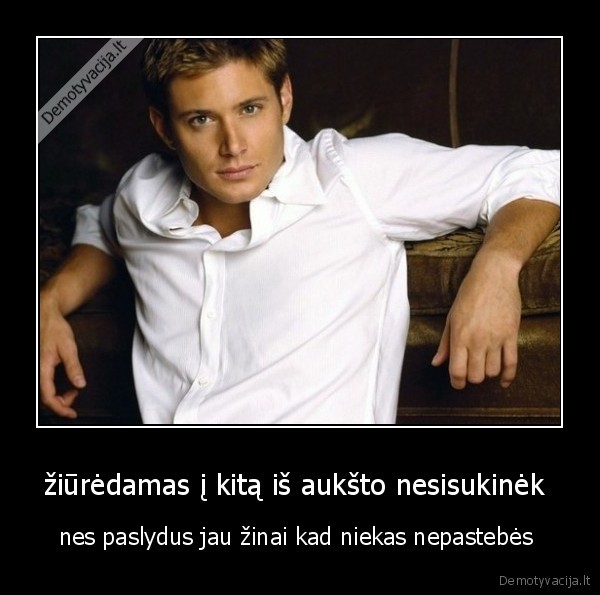 žiūrėdamas į kitą iš aukšto nesisukinėk 