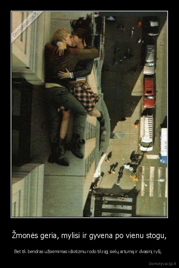 Žmonės geria, mylisi ir gyvena po vienu stogu,