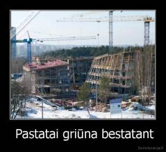  Pastatai griūna bestatant - 