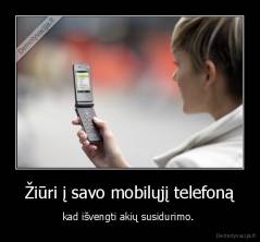  Žiūri į savo mobilųjį telefoną  - kad išvengti akių susidurimo. 