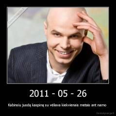 2011 - 05 - 26 - Kabinsiu juodą kaspiną su vėliava kiekvienais metais ant namo 