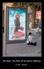 Abi klupi. Tik viena už tai gauna milijonus - O kita - centus...