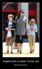 Angelina Jolie su vaikais. Tik tiek, kad - jos yra abi dukros.