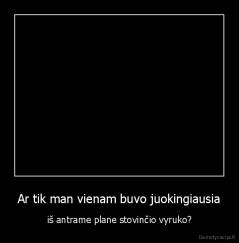 Ar tik man vienam buvo juokingiausia - iš antrame plane stovinčio vyruko?
