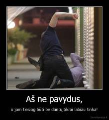 Aš ne pavydus, - o jam tiesiog būti be dantų tikrai labiau tinka!