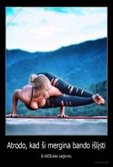 Atrodo, kad ši mergina bando išlįsti - iš didžiulės vaginos.