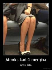 Atrodo, kad ši mergina - sunkiai dirba.