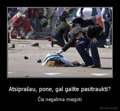 Atsiprašau, pone, gal galite pasitraukti? - Čia negalima miegoti