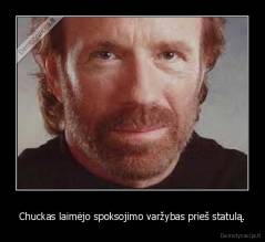 Chuckas laimėjo spoksojimo varžybas prieš statulą. - 