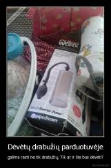 Dėvėtų drabužių parduotuvėje - galima rasti ne tik drabužių. Tik ar ir šie bus dėvėti?