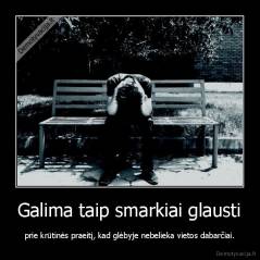 Galima taip smarkiai glausti - prie krūtinės praeitį, kad glėbyje nebelieka vietos dabarčiai.