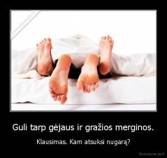 Guli tarp gėjaus ir gražios merginos. - Klausimas. Kam atsuksi nugarą?