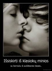 Išsiskirti iš klasiokų minios - su berniuku iš aukštesnės klasės..