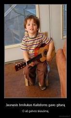 Jaunasis broliukas Kalėdoms gavo gitarą - O aš galvos skausmą