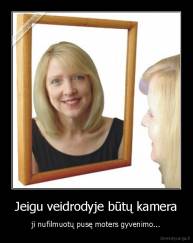 Jeigu veidrodyje būtų kamera - ji nufilmuotų pusę moters gyvenimo...