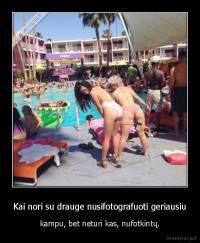 Kai nori su drauge nusifotografuoti geriausiu - kampu, bet neturi kas, nufotkintų.