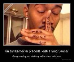 Kai trylikamečiai pradeda leisti Flying Saucer  - Gang muziką per telefoną važiuodami autobusu