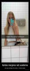Kartais merginos net susiderina - prie savo pamėgtų foto studijų - mokyklų tualetų