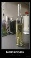 Kažkam išties sunkiai  - sekasi su vyno atidarymu