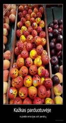 Kažkas parduotuvėje  - nupiešė emocijas ant persikų