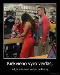 Kiekvieno vyro veidas, - kol jis laiko savo moters rankinuką