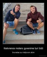 Kiekvienos moters gyvenime turi būti - brunetas su mėlynom akim