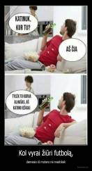 Kol vyrai žiūri futbolą, - dėmesio iš moters nė nesitikėk