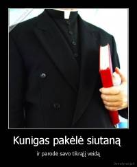 Kunigas pakėlė siutaną  - ir parodė savo tikrąjį veidą
