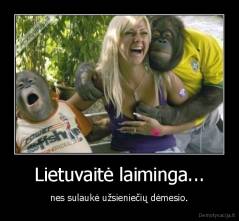 Lietuvaitė laiminga... - nes sulaukė užsieniečių dėmesio.
