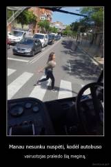 Manau nesunku nuspėti, kodėl autobuso - vairuotojas praleido šią meginą.