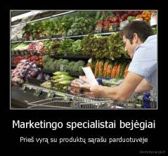 Marketingo specialistai bejėgiai - Prieš vyrą su produktų sąrašu parduotuvėje