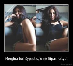 Mergina turi šypsotis, o ne lūpas raityti. - 