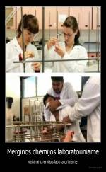 Merginos chemijos laboratoriniame - vaikinai chemijos laboratoriniame
