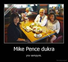 Mike Pence dukra - yra vampyrė.