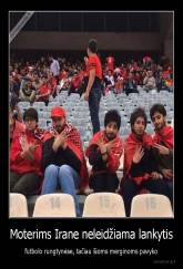 Moterims Irane neleidžiama lankytis - futbolo rungtynėse, tačiau šioms merginoms pavyko