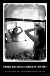 Moterys daug laiko praleidžia prie veidrodžio - Tai truktų trumpiau, jeigu vyrai dažniau sakytų kaip jos gražiai atrodo