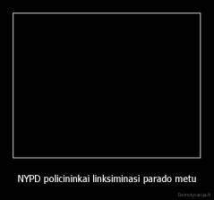 NYPD policininkai linksiminasi parado metu - 