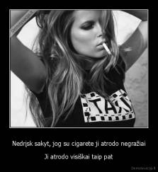 Nedrįsk sakyt, jog su cigarete ji atrodo negražiai - Ji atrodo visiškai taip pat