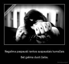 Negalima paspausti rankos suspaustais kumsčiais - Bet galima duoti žaiba.