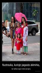 Nuotrauka, kurioje pagauta akimirka, - kai kažkas vagia moters piniginę