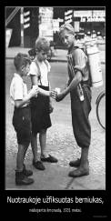 Nuotraukoje užfiksuotas berniukas, - nešiojantis limonadą. 1931 metai.