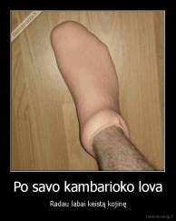 Po savo kambarioko lova - Radau labai keistą kojinę